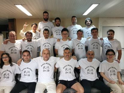 Los repatriados españoles con las camisetas de apoyo.