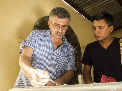 Antonio Prieto, con uno de sus hijos en la cocina del Centro Social.
