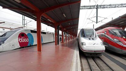 Trenes de alta velocidad de Ouigo, Renfe e Iryo en la estación madrileña de Chamartín. 