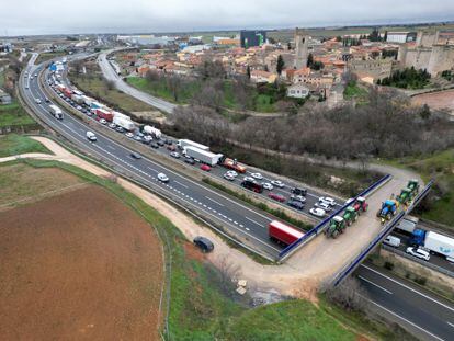 Agricultores bloquean la autovía A-2 en Torija (Guadalajara), el 9 de febrero.