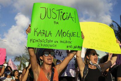 En la marcha también se condenó el feminicidio en Holbox de Karla Moguel, quien fue mutilada, asesinada y arrojada al mar junto al carrito de golf que conducía en la paradisíaca isla de Quintana Roo.