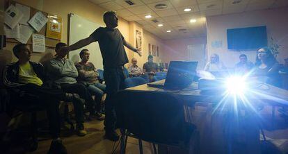 Pacientes con problemas de salud mental durante un taller, en Granada. 
