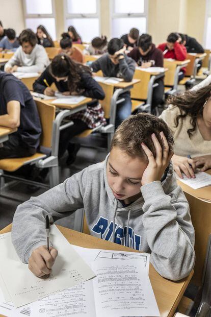 Álvaro Gamboa, de 13 años, el aspirante de menor edad en el examen de la fase cero de la Olimpiada Matemática, durante la prueba en la Universidad Complutense. 