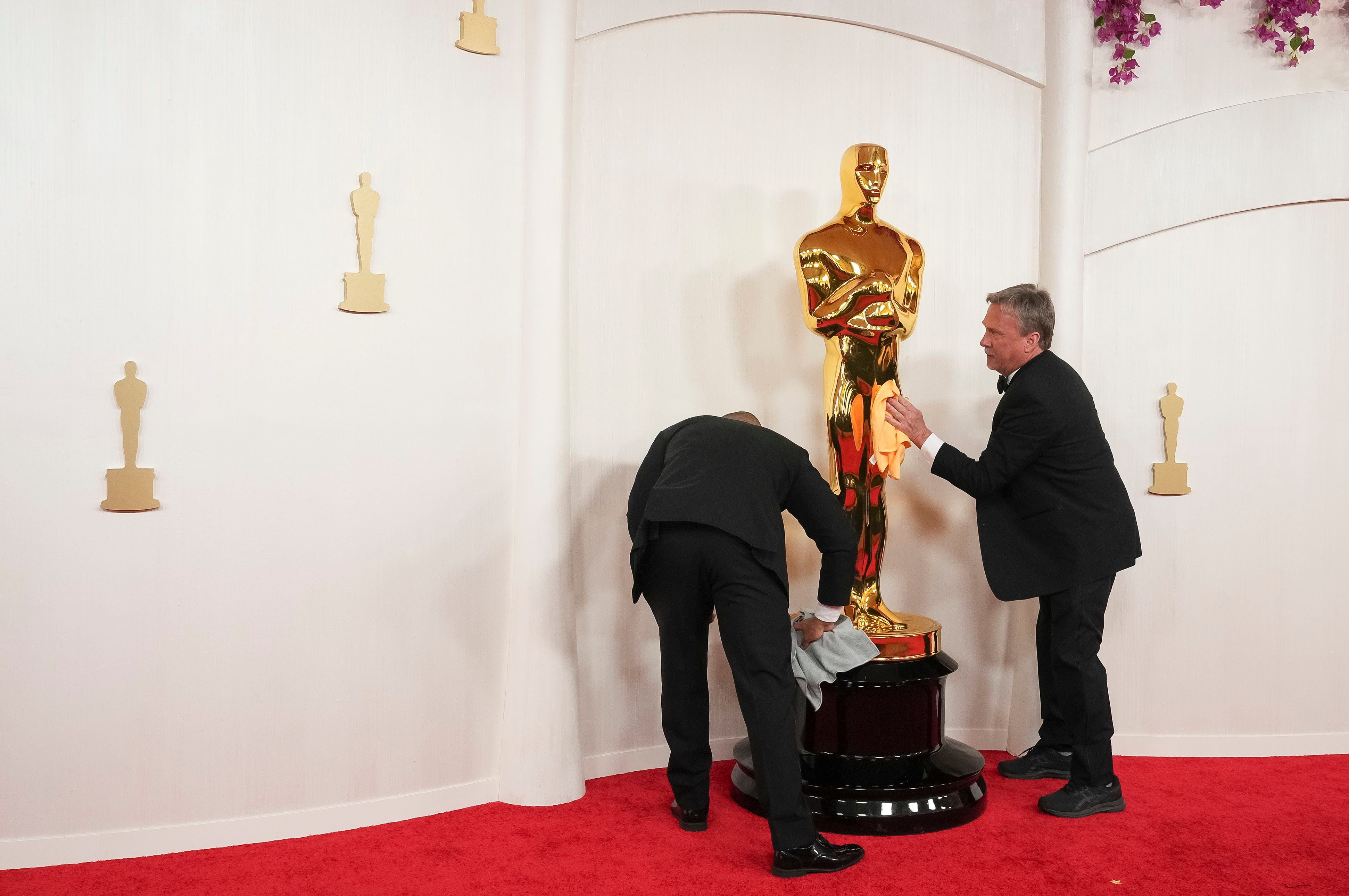 Los Angeles (United States), 10/03/2024.- Workers polish a model of an Oscar statue on the red carpet for the 96th annual Academy Awards ceremony at the Dolby Theatre in the Hollywood neighborhood of Los Angeles, California, USA, 10 March 2024. The Oscars are presented for outstanding individual or collective efforts in filmmaking in 23 categories. EFE/EPA/ALLISON DINNER
