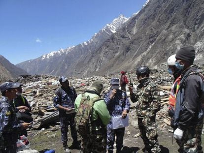 Varios soldados nepal&iacute;es inspeccionan los destrozos provocados por el terremoto que asol&oacute; Nepal, en el valle de Langtang, el 2 de mayo. 