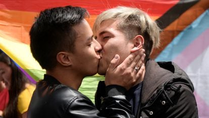 Santiago Maldonado y Jorge Esteban Farias se besan en la protesta tras el acto de discriminación del que fueron víctimas, el 31 de julio.


