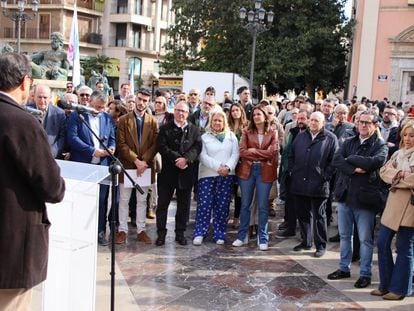 Imagen de la concentración convocada por Juristes Valencians, este domingo, en la plaza de la Virgen de Valencia.