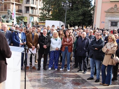 Imagen de la concentración convocada por Juristes Valencians, este domingo, en la plaza de la Virgen de Valencia.