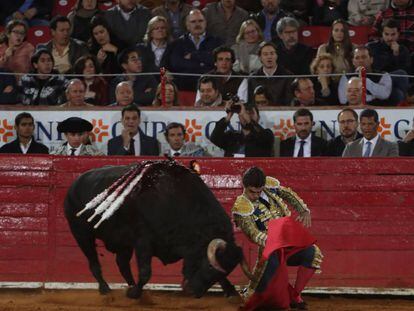 Pablo Aguado, en un muletazo por bajo la tarde de su confirmación mexicana.