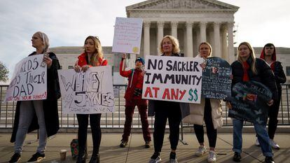 Familiares de víctimas de la crisis de los opioides se manifestaban este lunes ante la sede del Tribunal Supremo de Estados Unidos, en Washington, contra el blindaje de los Sackler.