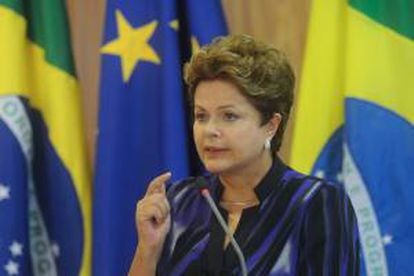 La presidenta de Brasil Dilma Rousseff (c), ofrece declaraciones a la prensa junto a los presidentes de la Comisión Europea, José Manuel Durao Barroso, y del Consejo Europeo, Herman Van Rompuy, en el Palacio de Planalto en Brasilia, durante la Sexta Cumbre Unión Europea-Brasil. Brasil y la UE.