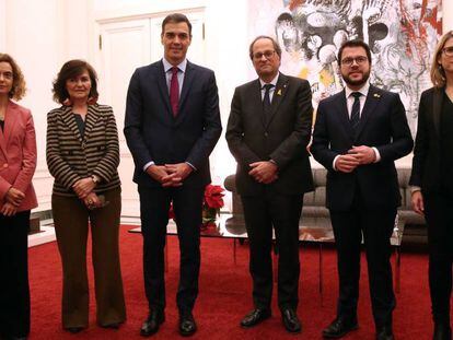 El presidente del Gobierno y de la Generalitat posan con sus equipos tras la reunión mantenida en Pedralbes.