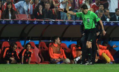 El árbitro hace gestos a la zona técnica en el partido entre el Benfica y el Chelsea disputado en 2012, en Lisboa.