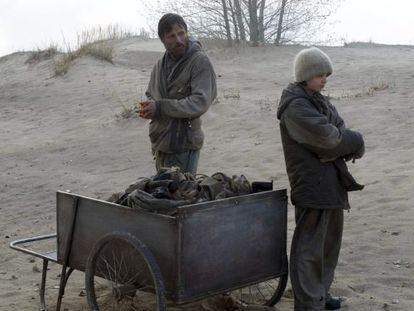 Viggo Mortensen y Kodi Smith-MacPehee, en una escena de la pel&iacute;cula &#039;The road&#039;, basada en el libro de Cormac McCarthy. 