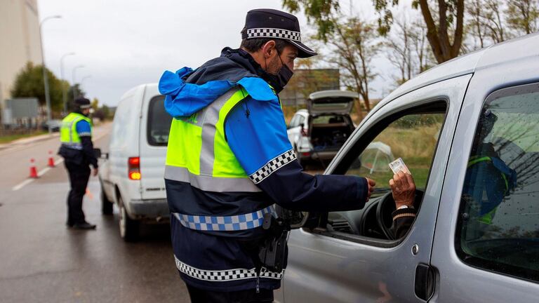 Control policial en la localidad burgalesa de Aranda de Duero, este martes.