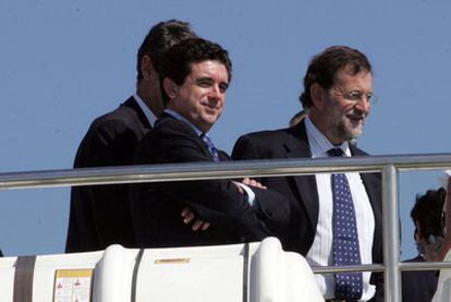 Jaume Matas, junto al líder del PP Mariano Rajoy, durante una visita a las instalaciones de la Copa del América en Valencia, en 2006.