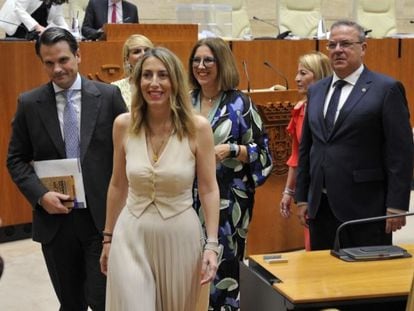 La presidenta del PP de Extremadura, María Guardiola, a su llegada al pleno de la Asamblea del día 20.