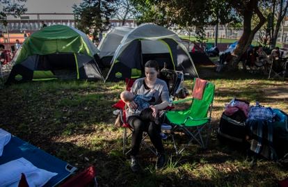 Una refugiada de Ucrania y su hijo en el campamento instalado a las afueras del albergue Benito Juárez, en Tijuana, este jueves.