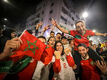 Aficionados marroquíes celebran en Rabat la clasificación de su selección para las semifinales del Mundial.