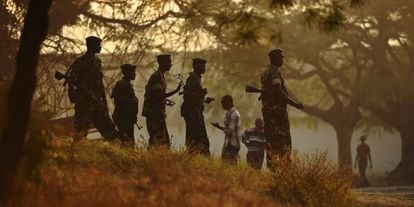 Soldados burundeses patrullan este martes en la capital del pa&iacute;s,  Bujumbura.