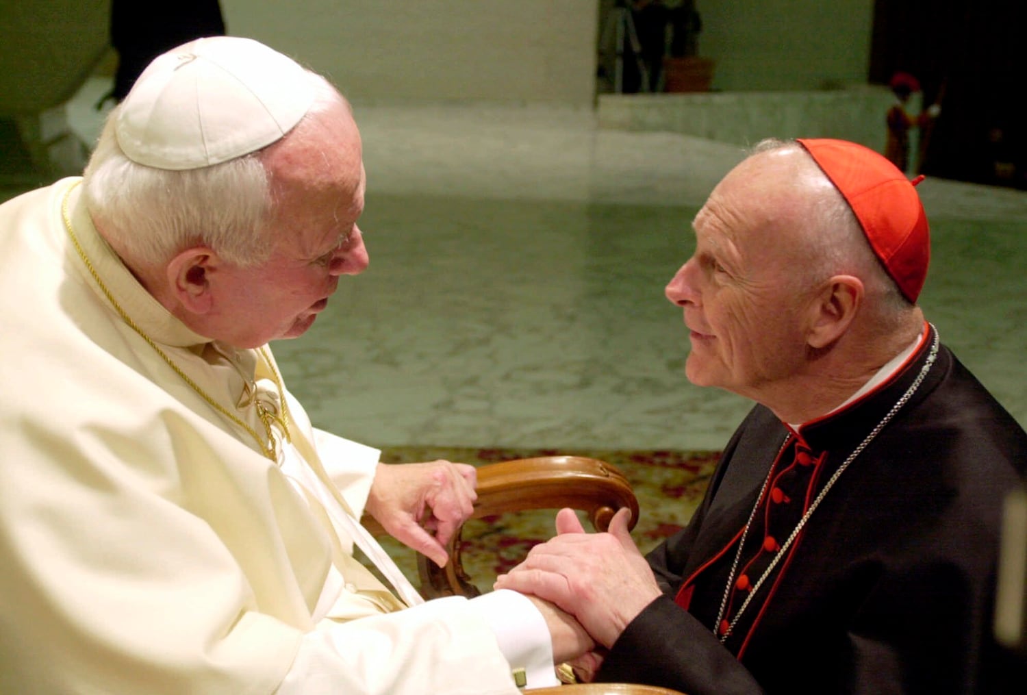 El cardenal Theodor McCarrick coge la mano de Juan Pablo II en una imagen de 2001.