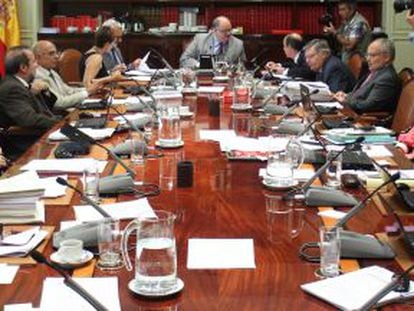 Último pleno del Poder Judicial. Margarita Robles, de espaldas, segunda por la izquierda; Fernando de Rosa, al fondo, encabeza la mesa.
