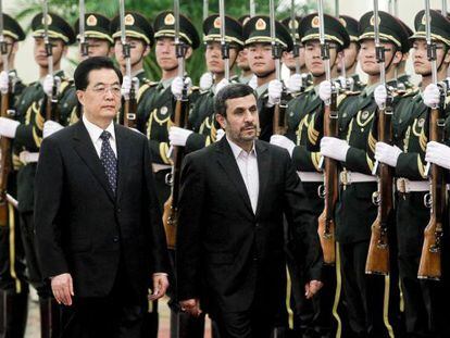 El presidente iran&iacute;, Mahmud Ahmadineyad (d), y su hom&oacute;logo chino, Hu Jintao, hoy durante la ceremonia de bienvenida celebrada en en el Gran Palacio del Pueblo, en Pek&iacute;n.