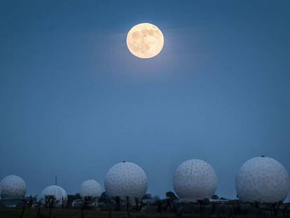 La luna llena sobre el centro de vigilancia RAF Menwith Hill, cerca de Harrogate (Reino Unido), este viernes.