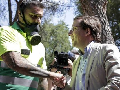 El alcalde Almeida habla con un trabajador en Usera. 