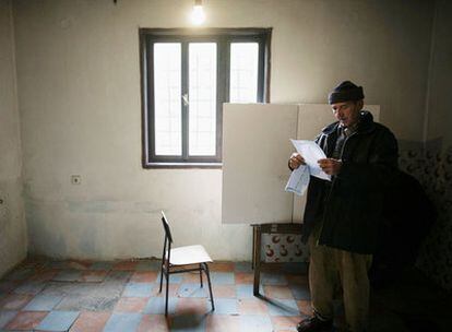Un hombre prepara su voto en un colegio electoral en Potocari, cerca de Srebrenica.