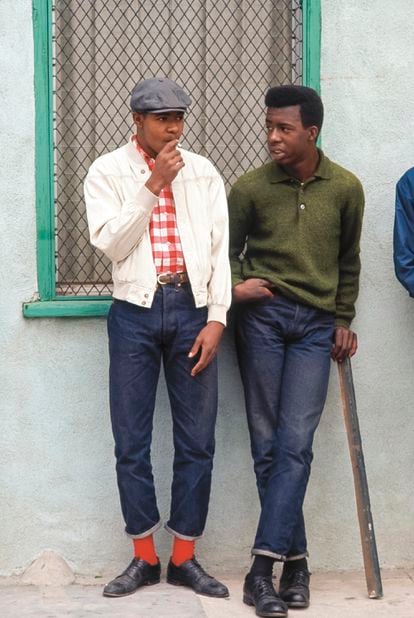 Dos jóvenes retratados en 1966 en Watts, un suburbio negro de Los Ángeles.