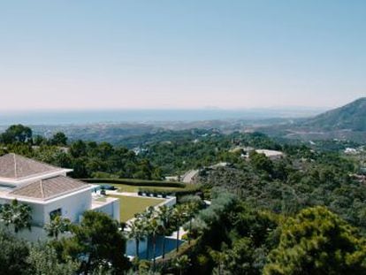 La Zagaleta, en Málaga, ofrece mansiones, golf y naturaleza a precios solo aptos para superricos; fuera, los vecinos del pueblo ven la urbanización con cierto misterio