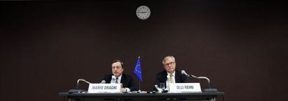 Mario Draghi, presidente del Banco Central Europeo, y Olli Rehn, comisario europeo de Asuntos Económicos, en una rueda de prensa en Tokio durante la reunión del FMI