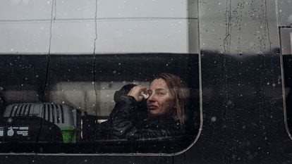 Una mujer llora en un tren en Kiev, Ucrania, el pasado 1 de marzo.