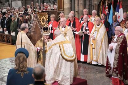La coronación en Westminster es el único momento en el que Carlos III va a lucir la corona de San Eduardo, la más valiosa de las que posee la familia real británica. En la imagen, el arzobispo de Canterbury corona al rey. 