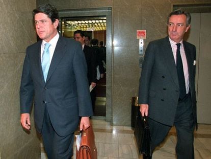 Trillo y Dezcallar, en diciembre de 2013, tras una comparecencia la comisi&oacute;n de secretos oficiales del Congreso para informar de las circunstancias del ataque que cost&oacute; la vida a siete miembros del CNI en Irak, en noviembre.