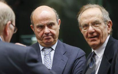 El ministro espa&ntilde;ol de Econom&iacute;a, Luis de Guindos, junto al ministro italiano de Finanzas, Pier Carlo Padoan, antes de una reuni&oacute;n del Eurogrupo