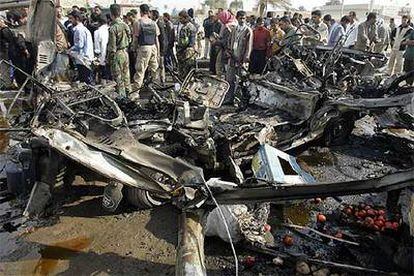 Restos del coche bomba que estalló ayer en el mercado de Jisr Dilaya, al sur de Bagdad.