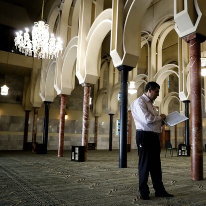 Sami El Mushtawi, jefe de departamento de cultura del Centro de Cultural Islámico de Madrid, en el interior de la mezquita.