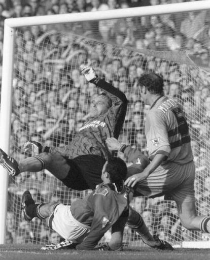 El centrocampista del Manchester United Ryan Giggs, en el suelo, pelea un balón con Ludek Miklosko y Alvin Martin, del West Ham, en un partido de 1994 que los 'reds' ganaron por 1 a 0, en la tercera temporada de Giggs con el club, tras su debut en marzo de 1991 en un encuentro ante el Everton.
