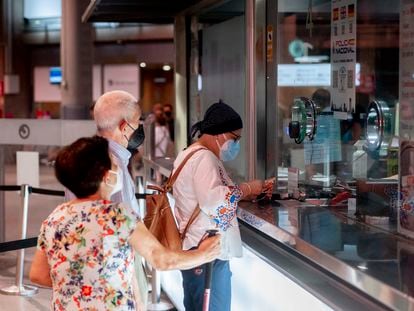 Varias personas en las taquillas de Cercanías de Madrid-Atocha