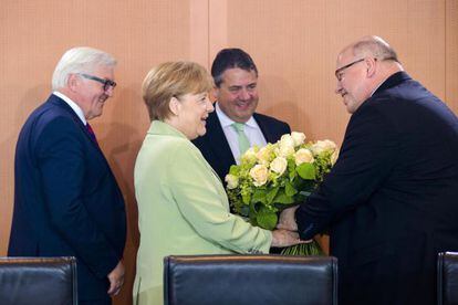 La canciller alemana, Angela Merkel, con sus compañeros de Gobierno, Frank-Walter Steinmeier, Sigmar Gabriel y Peter Altmaier, al comienzo del Consejo de Ministros del 18 de junio.