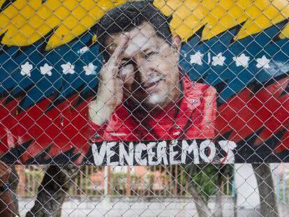 Un hombre cuelga un cartel aleg&oacute;rico al presidente de Venezuela, Hugo Ch&aacute;vez, en Caracas (Venezuela). 