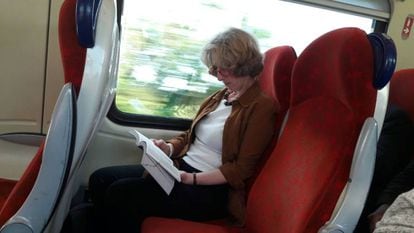 Gayle, una de las pasajeras del tren, lee mientras el tren cruza Exeter.