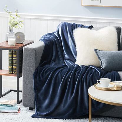 Azul marino y naranja: dos de los colores en los que puede adquirirse esta manta suave para el sofá o la cama. BEDSURE.