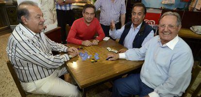 El mexicano Carlos Slim (izq.) visitó Galicia la pasada semana y aprovechó para jugar al dominó en Avión (Ourense).