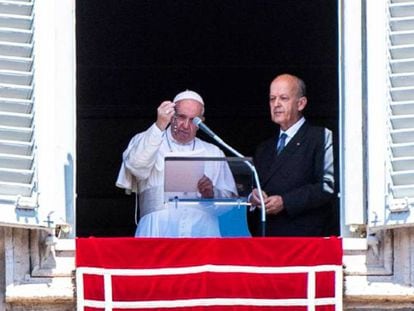 En foto, el Papa oficia el rezo del Ángelus en la plaza de San Pedro este domingo. En vídeo, el Papa Francisco pide compromiso para acabar con el incendio del Amazonas.