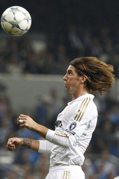 Sergio Ramos cabecea el balón durante el partido de 'Champions' ante el Ajax del pasado martes.