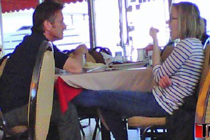 Los actores de Hollywood Scarlett Johansson y Sean Penn comen juntos en un restaurante cubano de Los Ángeles (EE. UU.)