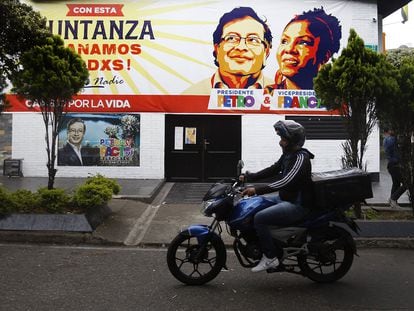Un hombre pasa frente a la sede de campaña del candidato Gustavo Petro.